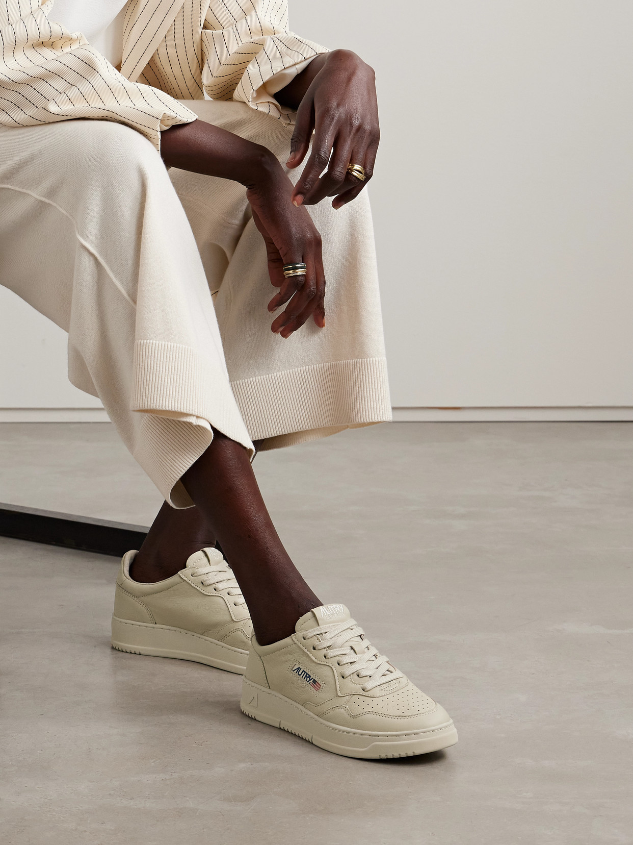 Autry Medalist Low Leather Sneakers In Neutrals
