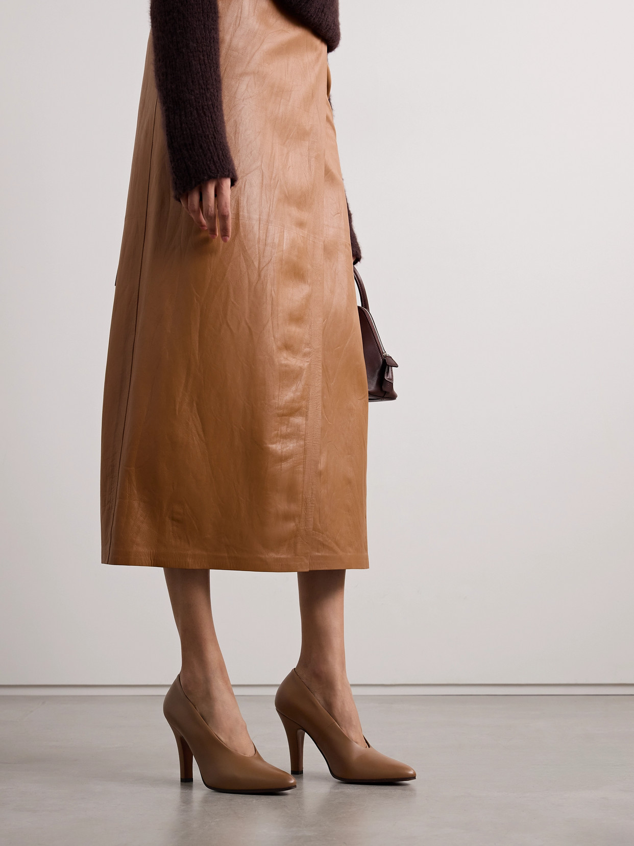 The Row Prudens 90 Calf Leather Pumps In Brown