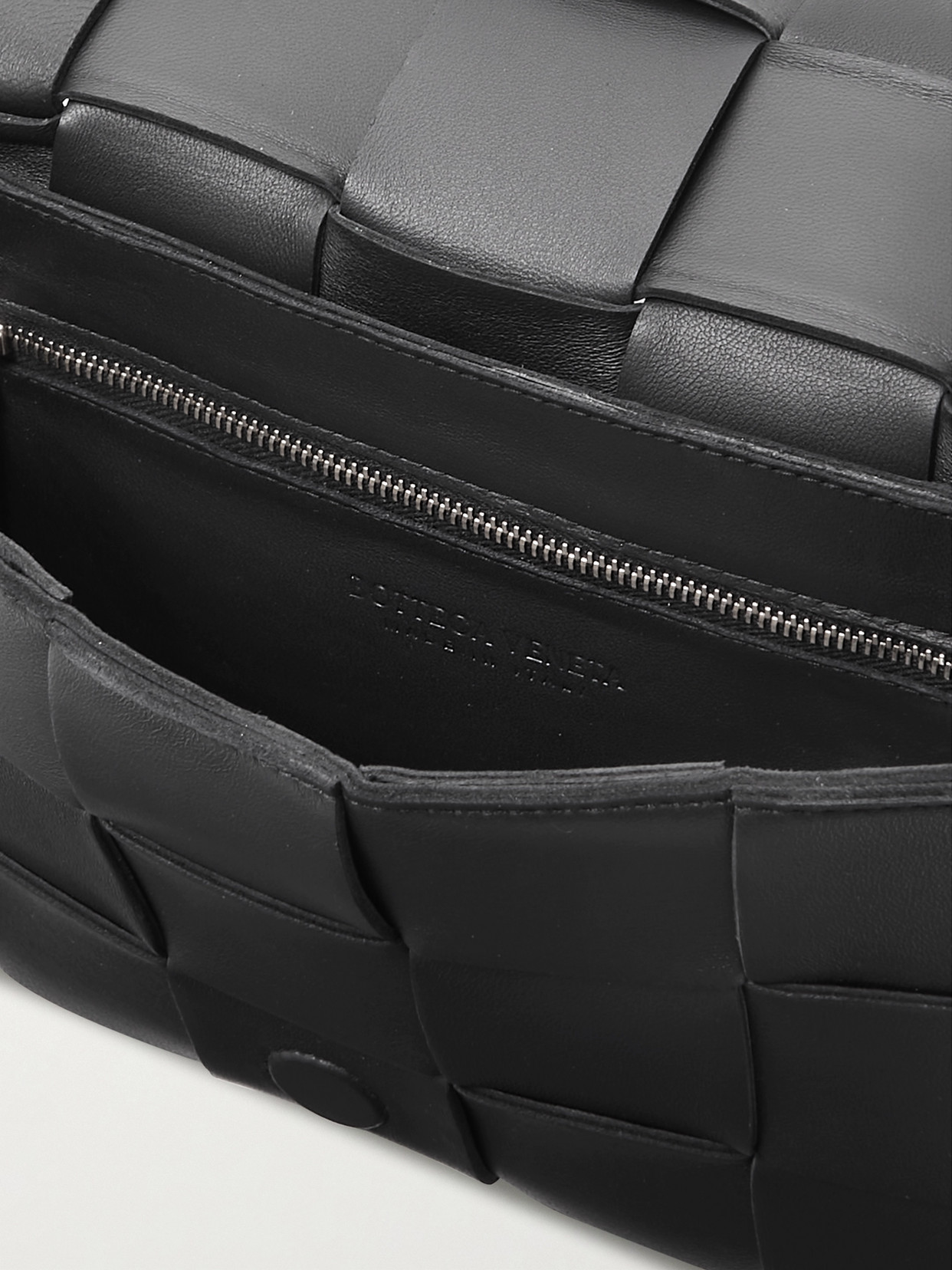 Cassette Medium Intrecciato Shoulder Bag