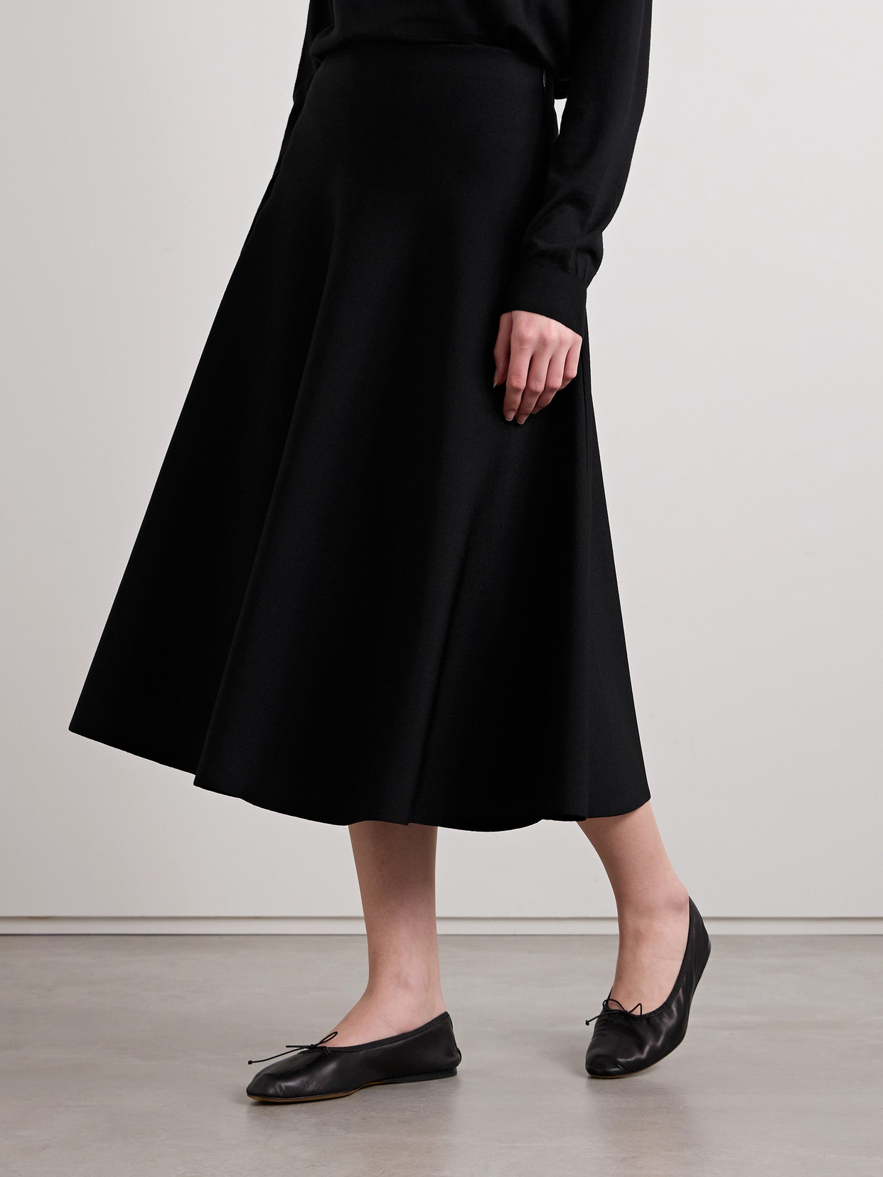 The Row Jaliah Linen And Cotton-blend Midi Skirt In Black