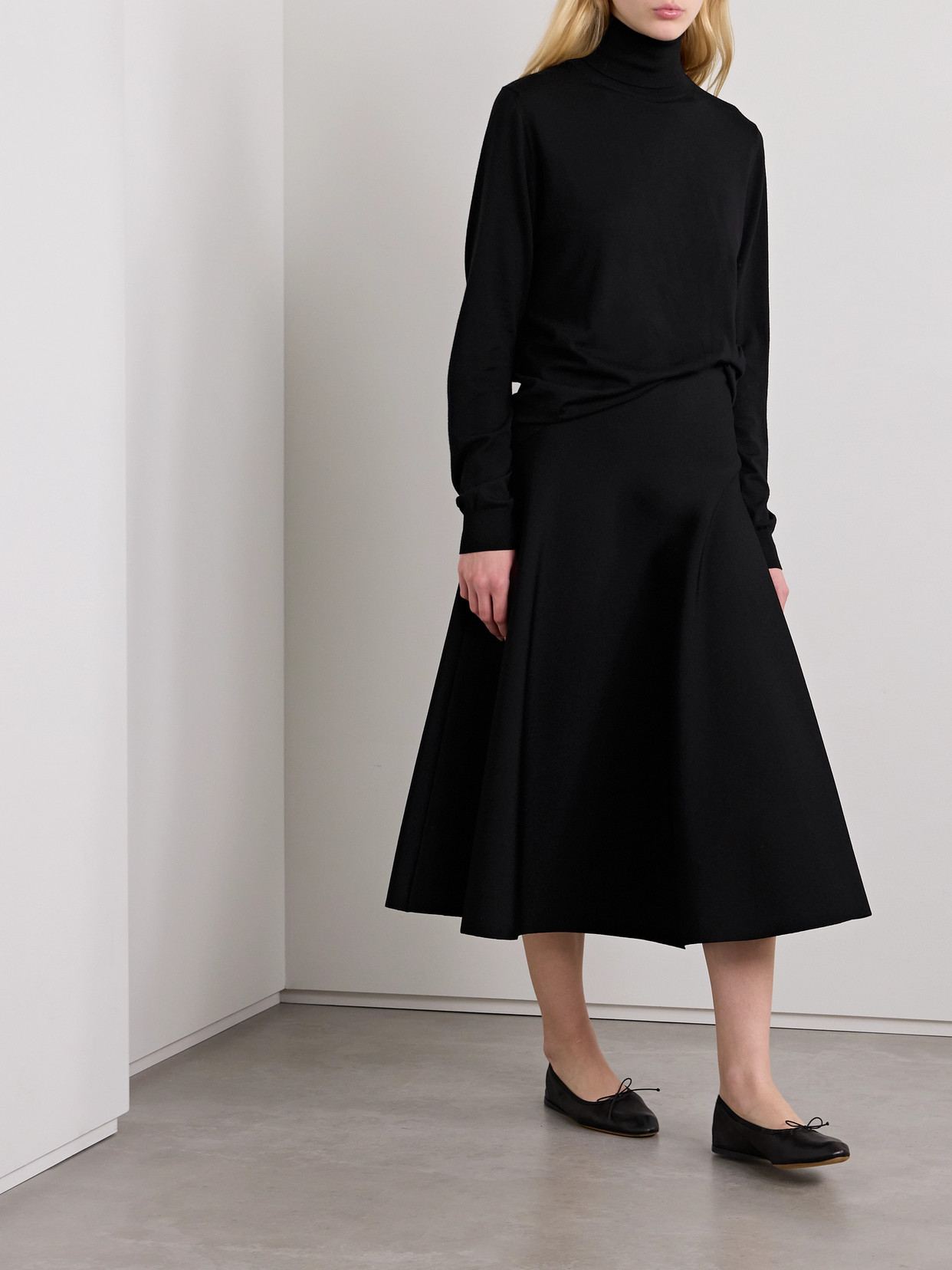 The Row Jaliah Linen And Cotton-blend Midi Skirt In Black