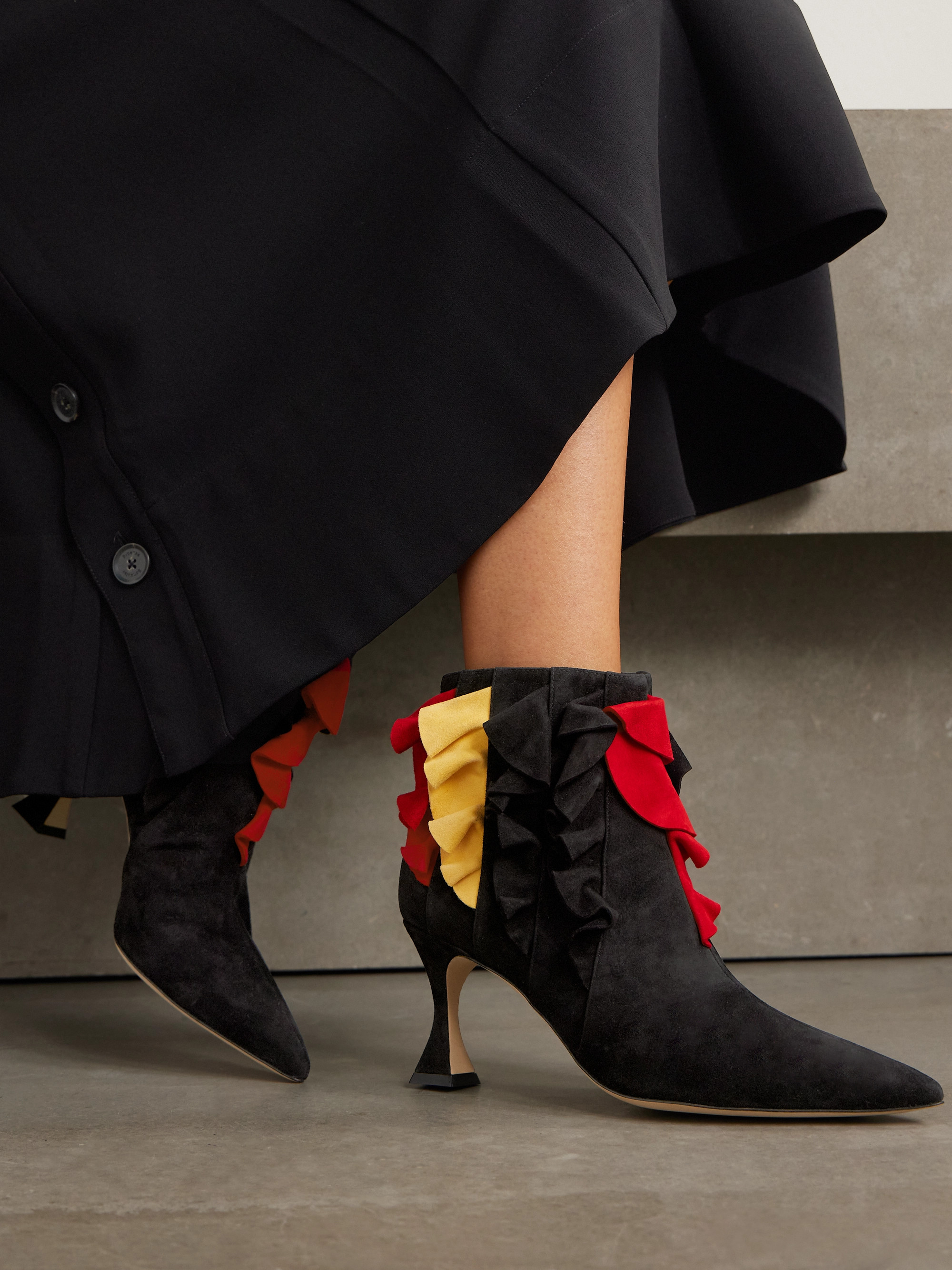MANOLO BLAHNIK Pompa 70 ruffled suede pointed-toe ankle boots thumbnail