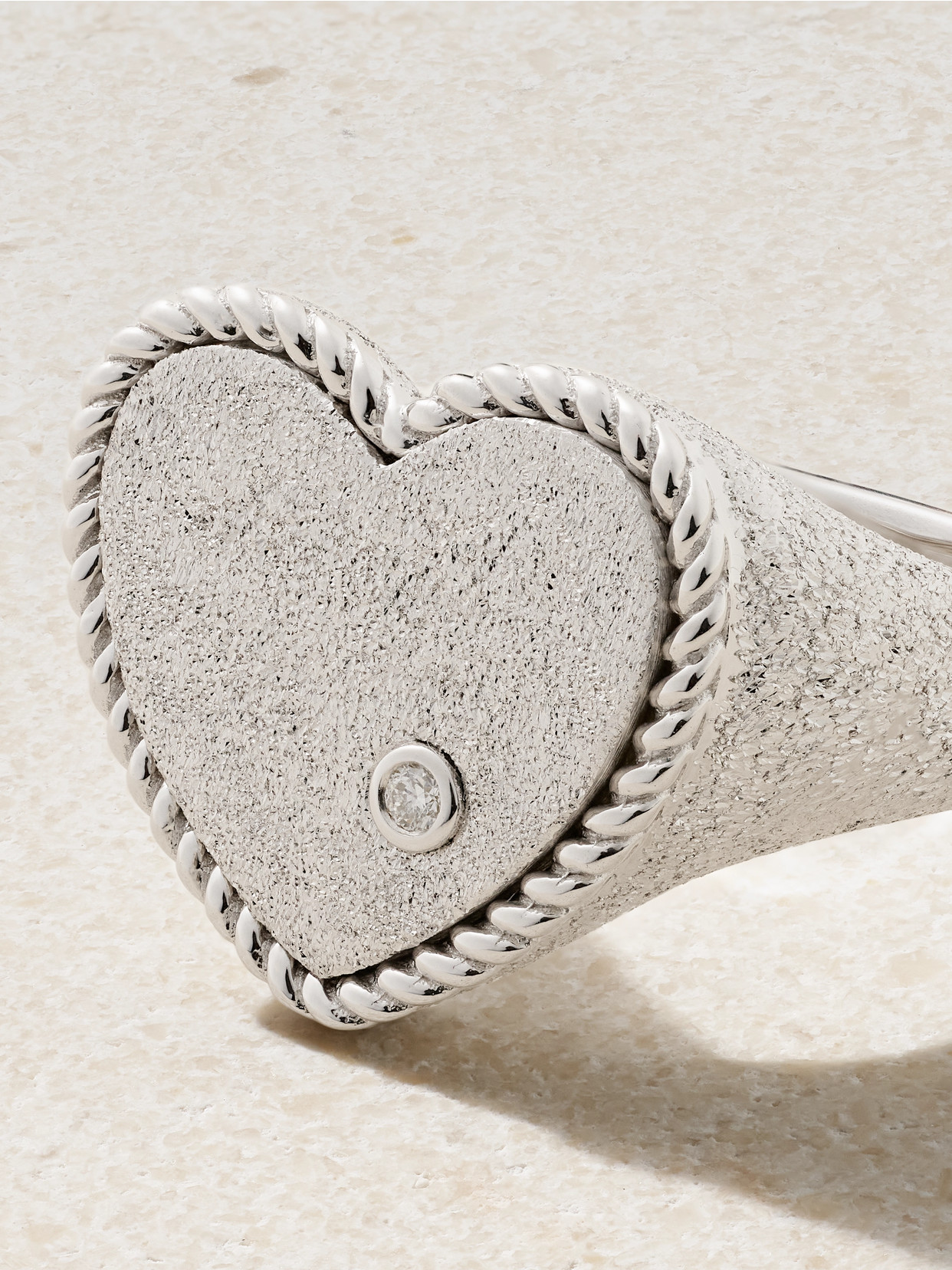 YVONNE LÉON CHEVALIÈRE COEUR PAILLETEE 9-KARAT WHITE GOLD DIAMOND RING