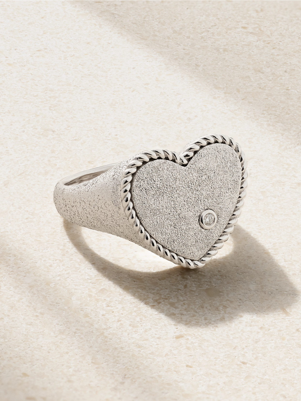 YVONNE LÉON CHEVALIÈRE COEUR PAILLETEE 9-KARAT WHITE GOLD DIAMOND RING