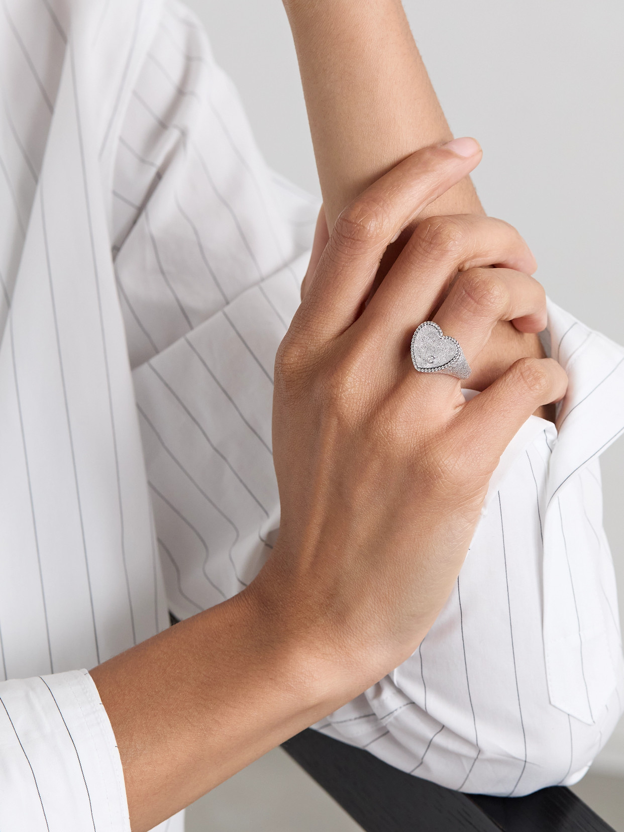 YVONNE LÉON CHEVALIÈRE COEUR PAILLETEE 9-KARAT WHITE GOLD DIAMOND RING