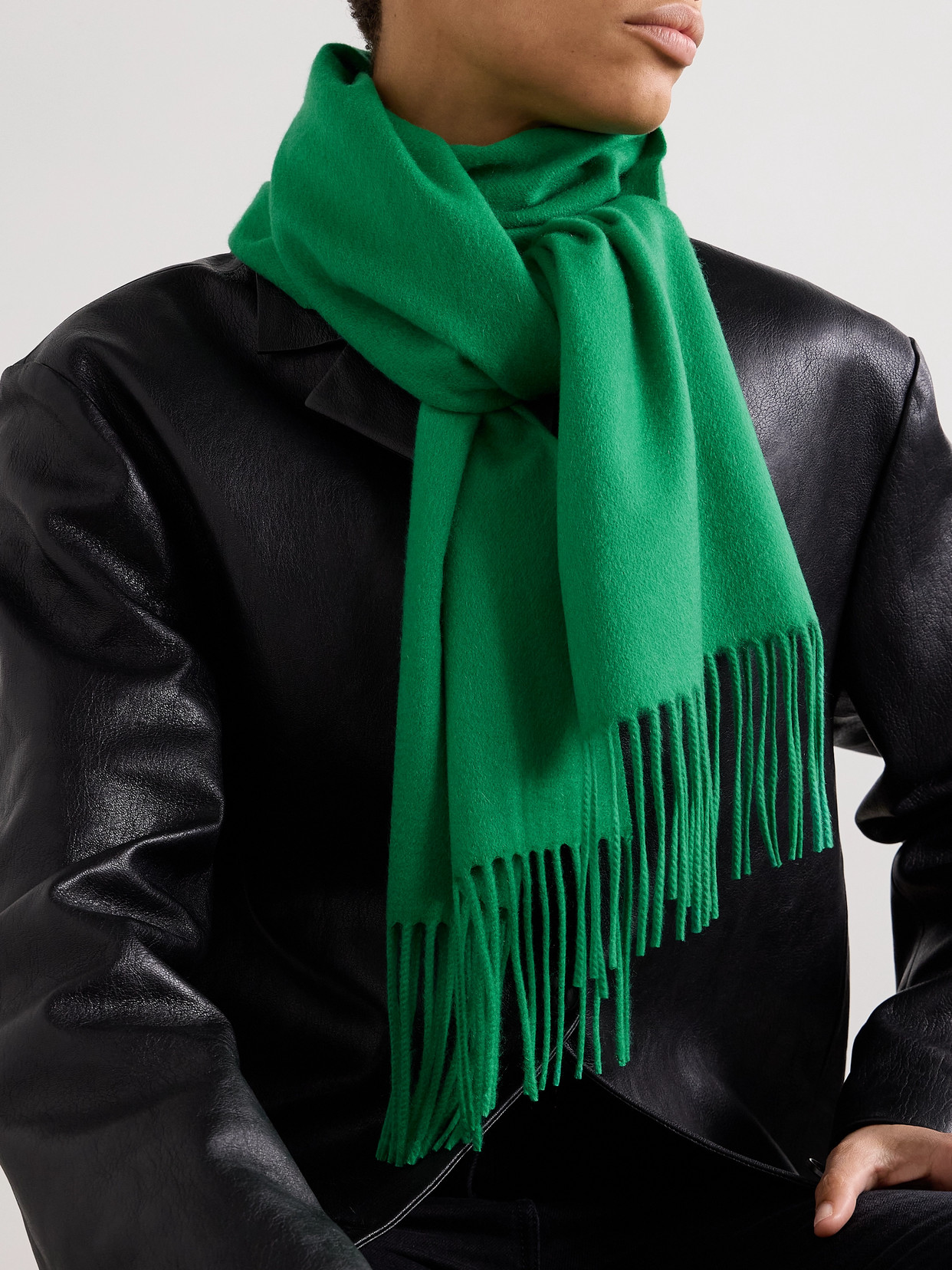 The Row Viktor Fringed Cashmere Scarf In Green