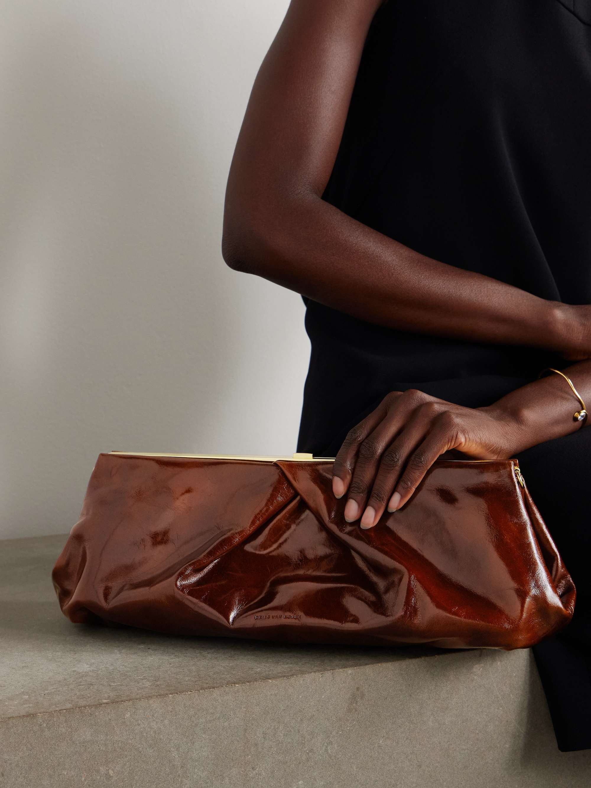 DRIES VAN NOTEN Clutch aus strukturiertem Leder NET A PORTER