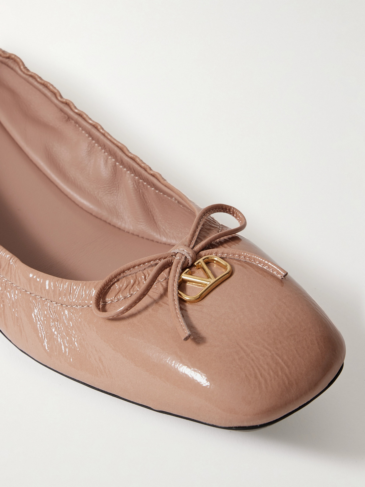 Valentino Vlogo Bow-embellished Crinkled Patent-leather Ballet Flats In Neutrals