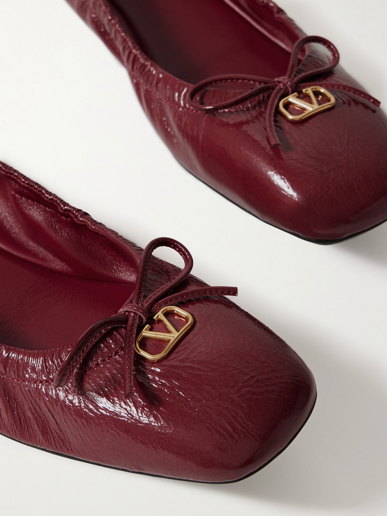 Valentino Vlogo Bow-embellished Crinkled Patent-leather Ballet Flats In Red