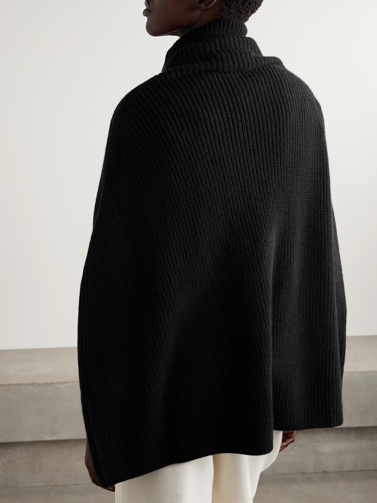 Sa Su Phi Marine Ribbed Cashmere Cape In Black
