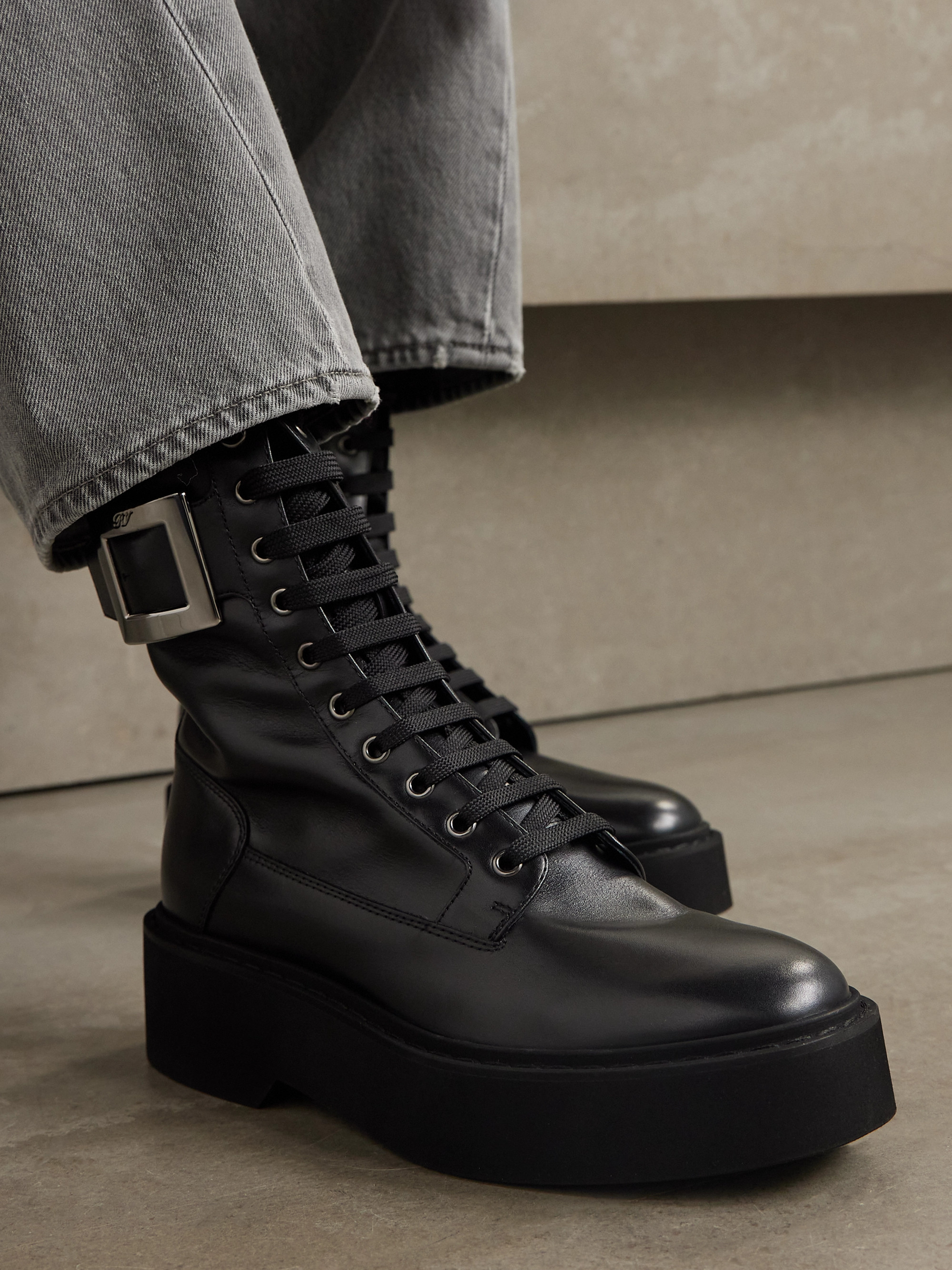 Roger Vivier ブラック アンクルブーツ ROGER VIVIER - Buckle-embellished leather ankle boots | Plush