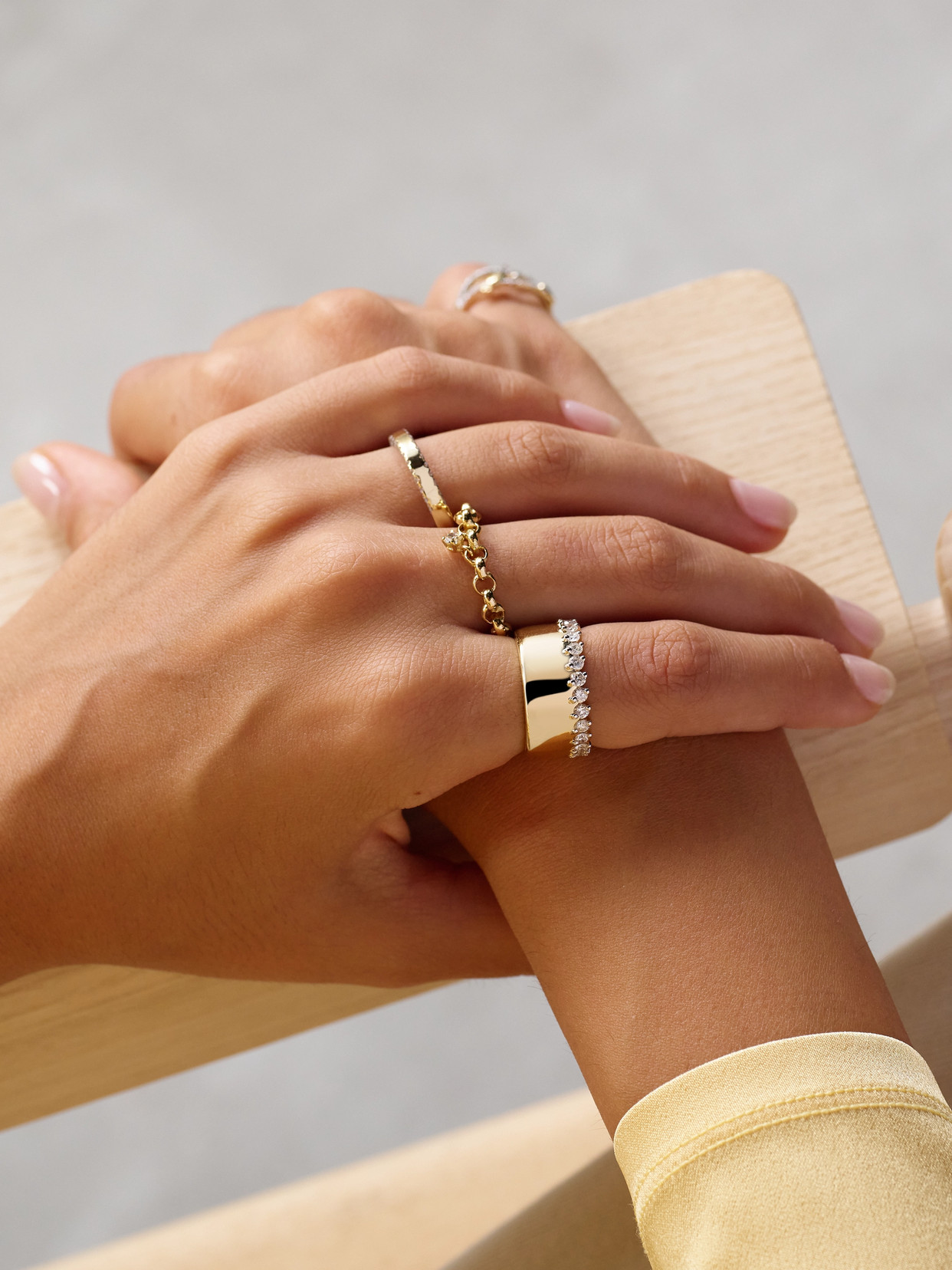 Yvonne Léon Jaseron Flottant 18-karat Gold Diamond Ring In Gold