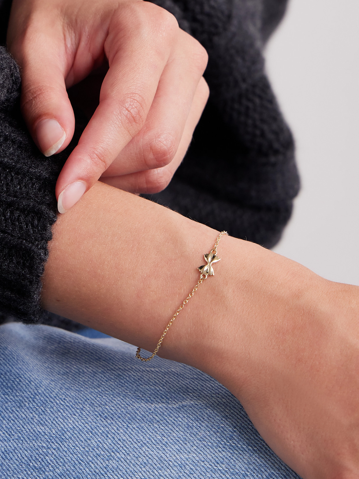 Alison Lou Mini Bowtie 14-karat Gold Bracelet In Gold