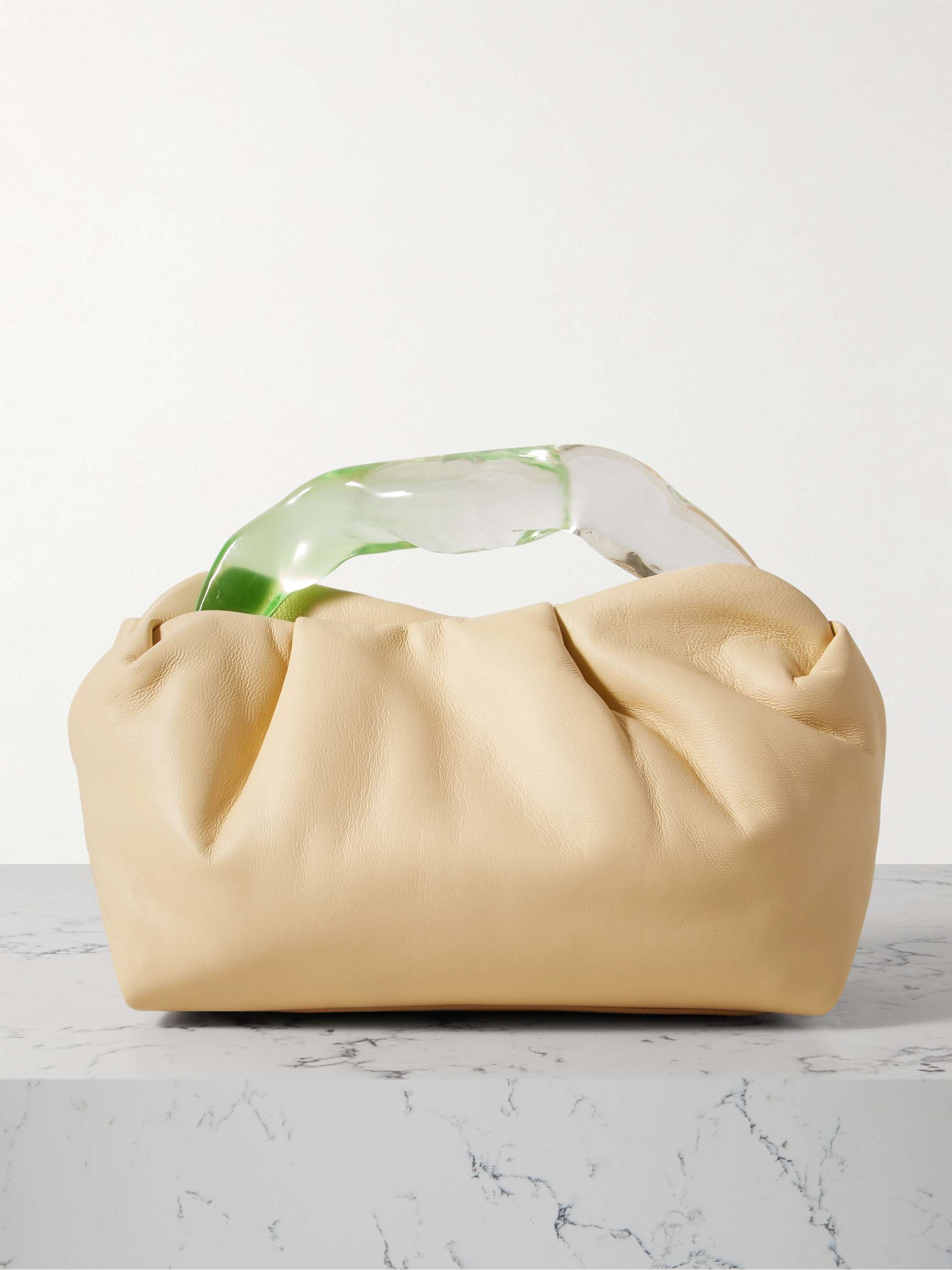 Lunchbox Clutch aus Leder und Harz mit Falten NET A PORTER
