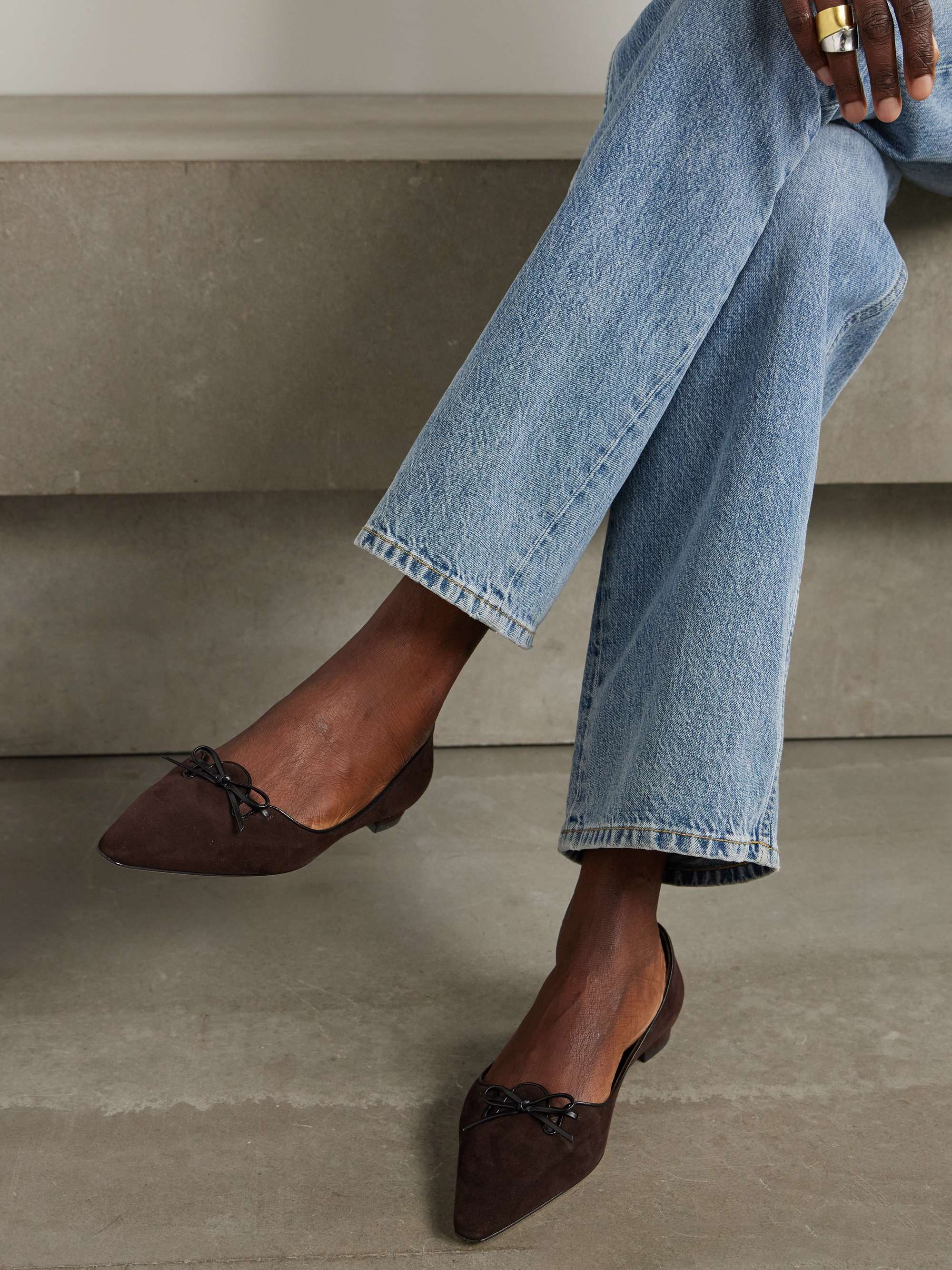 MANOLO BLAHNIK スエード ポインテッドトゥ フラットシューズ レザートリム | NET-A-PORTER