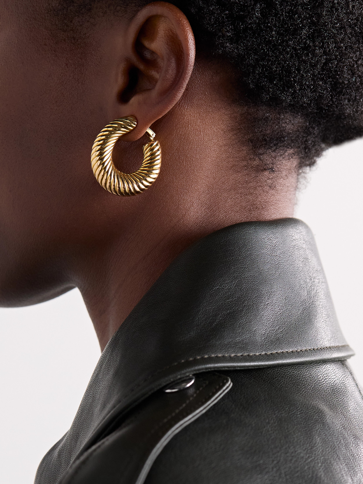 Stephanie Windsor + Van Cleef & Arpels Vintage 1970s 18-karat Gold Hoop Clip Earrings In Gold