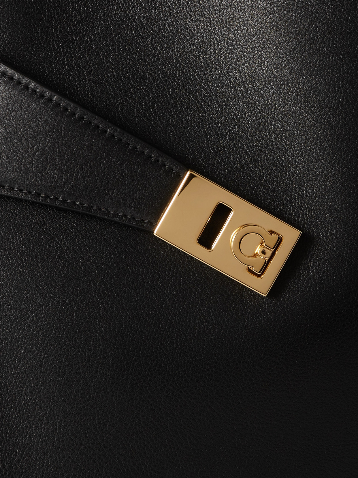 Ferragamo Hug Medium Leather Tote In Black