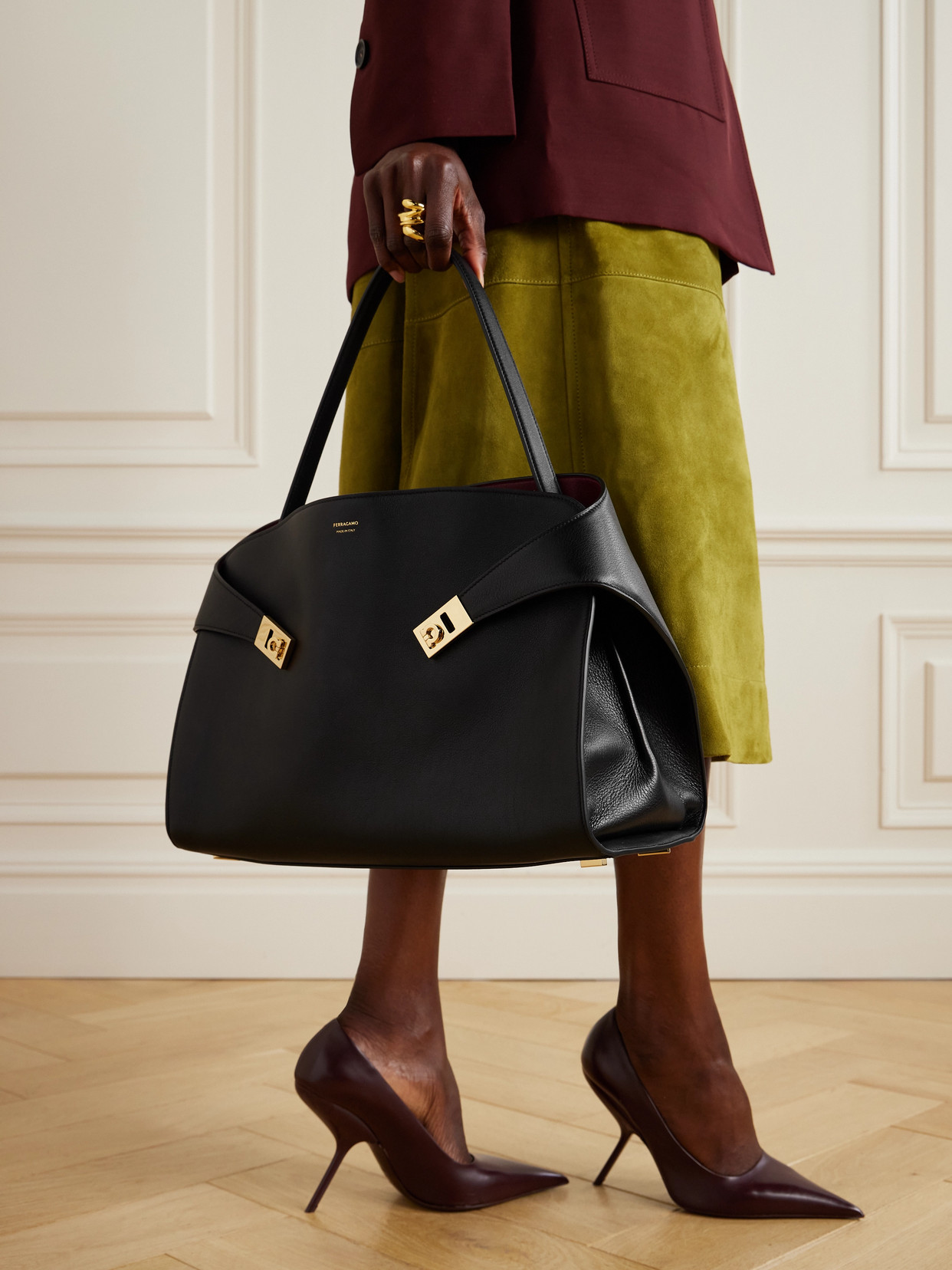 Ferragamo Hug Medium Leather Tote In Black