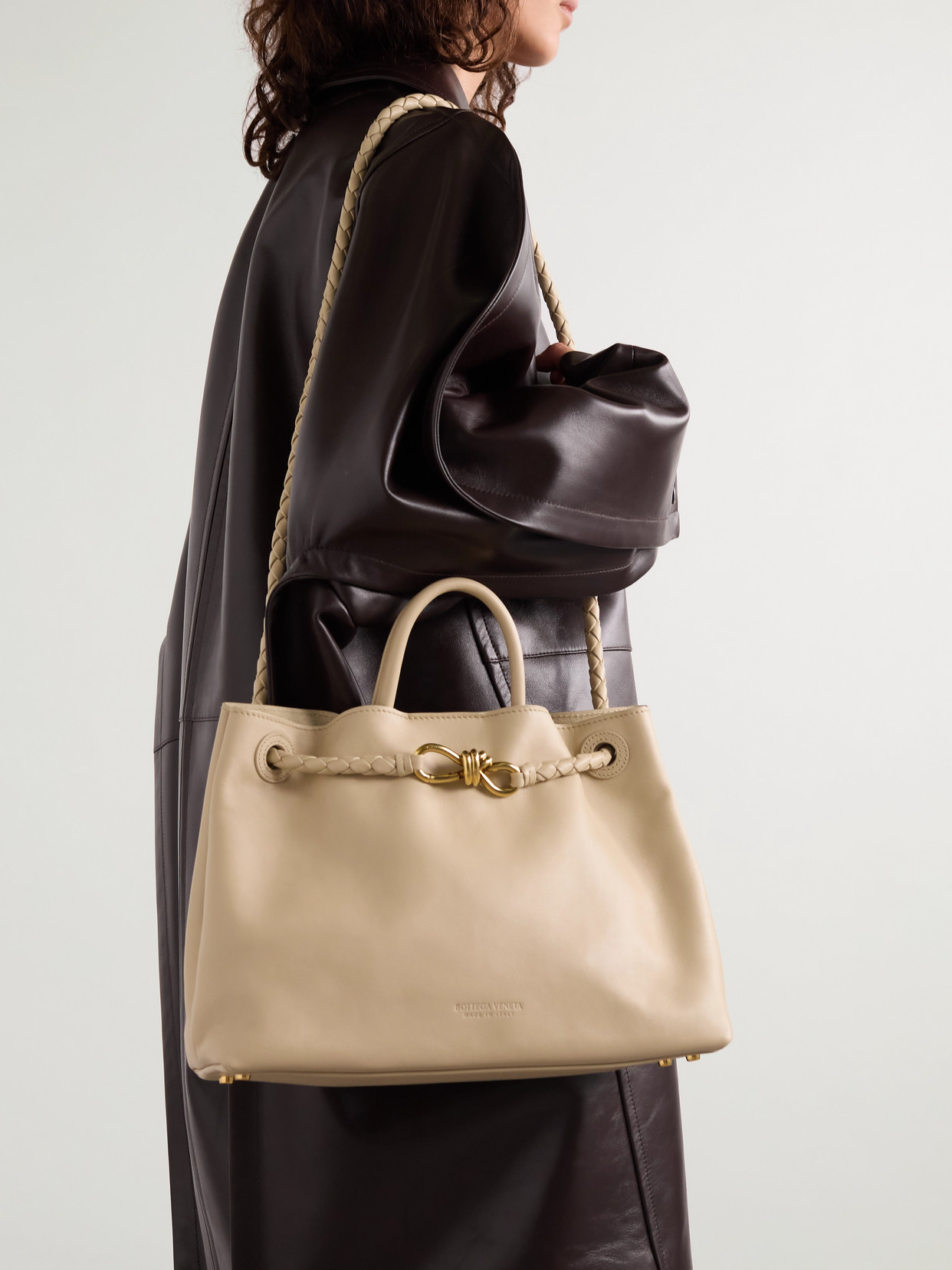 Bottega Veneta Andiamo Medium Leather Tote In Cream