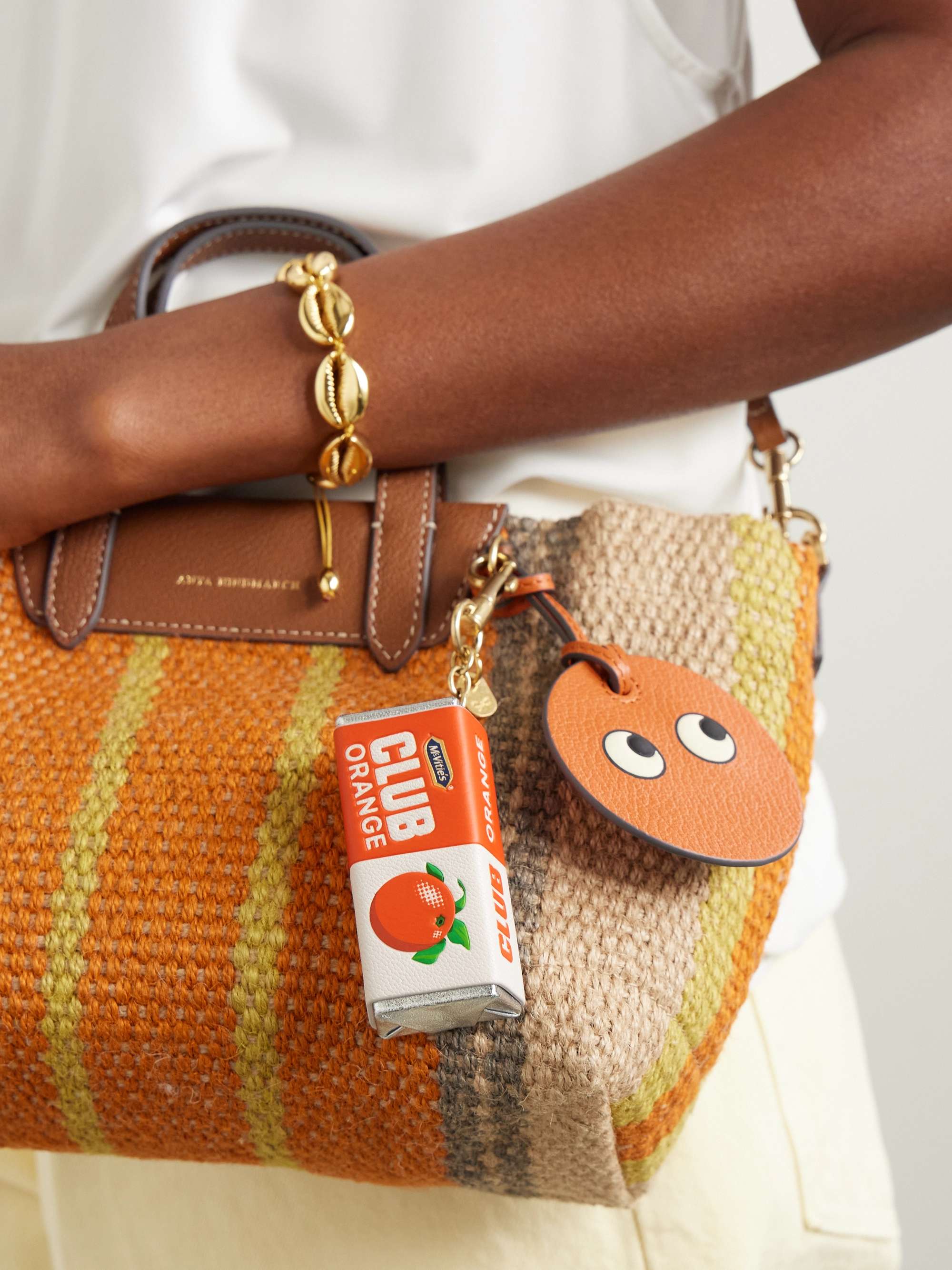 ANYA HINDMARCH メタリックレザー バッグチャーム プリント入り ANYA HINDMARCH メタリックレザー バッグチャーム プリント入り