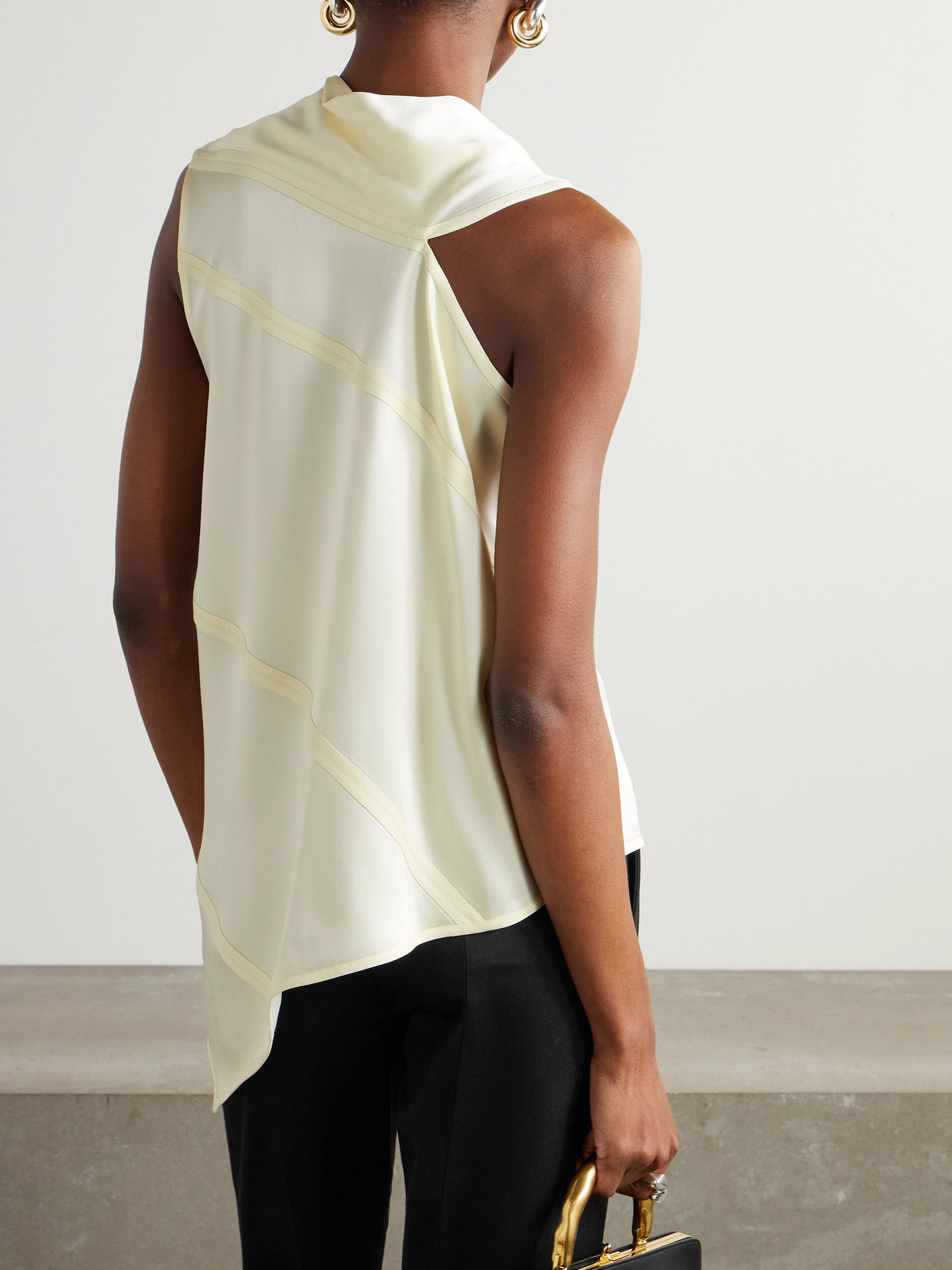 Asymmetric Knotted Top