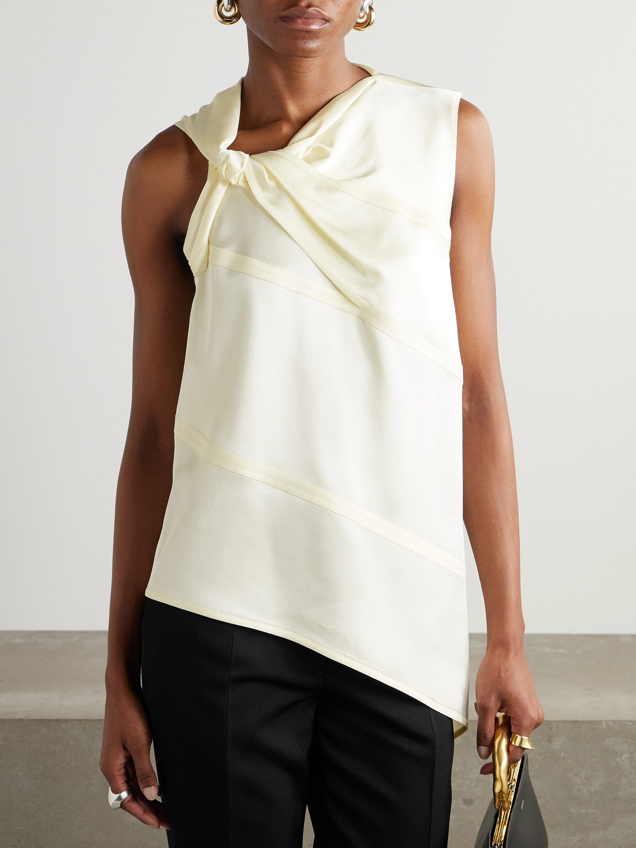 Asymmetric Knotted Top
