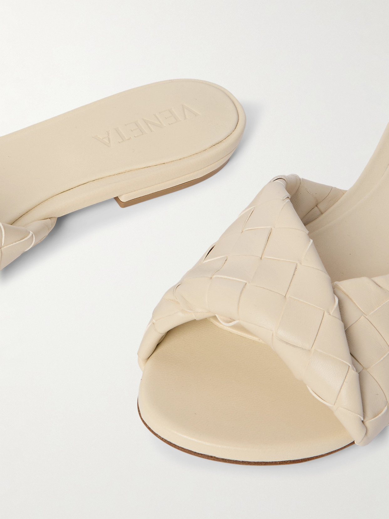 BottegaVeneta オフホワイト Bottega Veneta Blink Intrecciato Leather Slides In Off-white