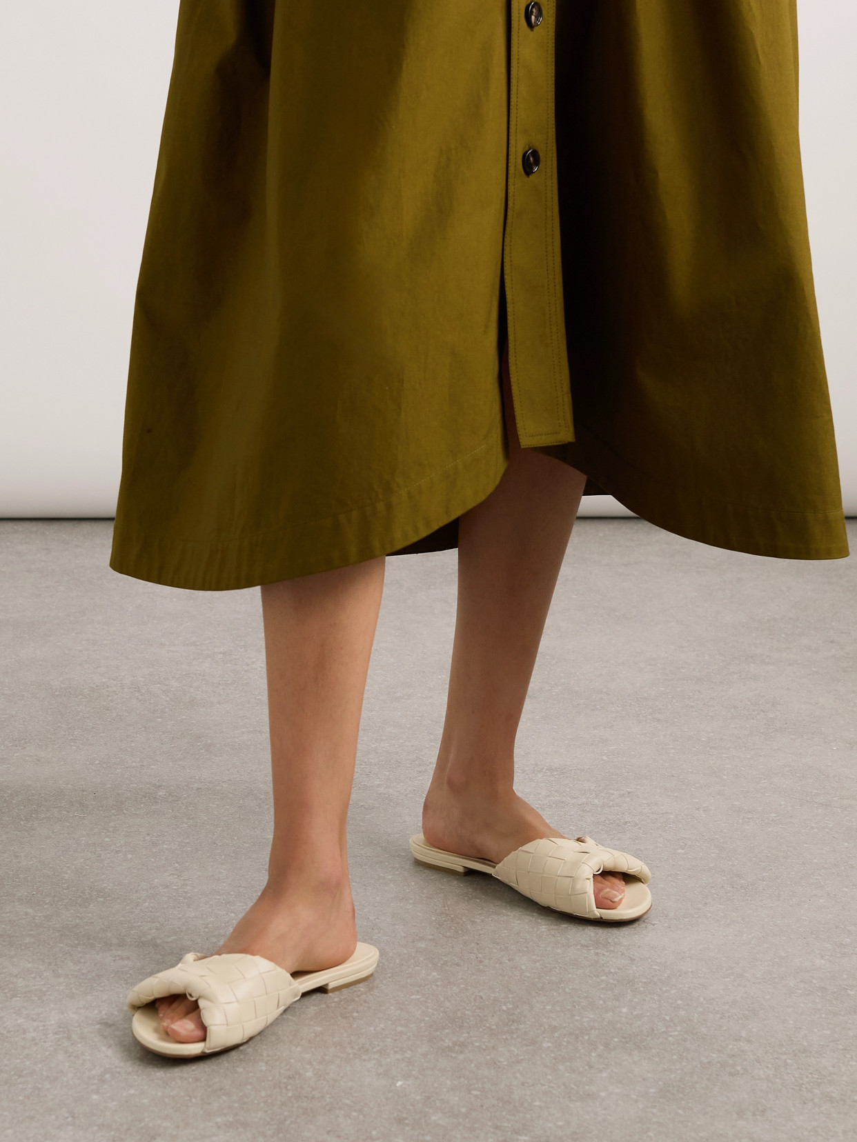 BottegaVeneta オフホワイト Bottega Veneta Blink Intrecciato Leather Slides In Off-white