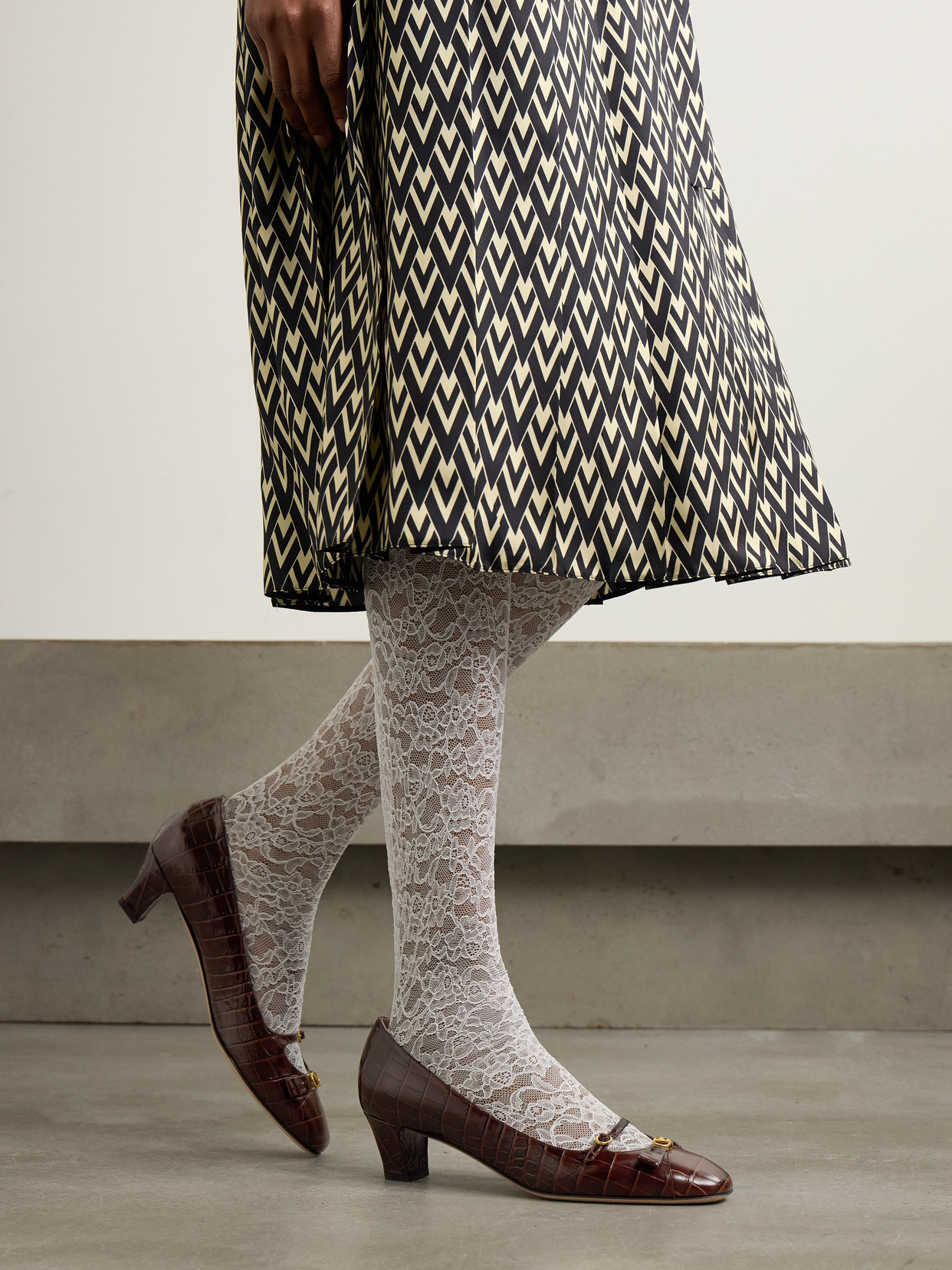 Valentino Brown Crocodile Effect Calfskin Pumps With Bow And Medium Heel In Brown