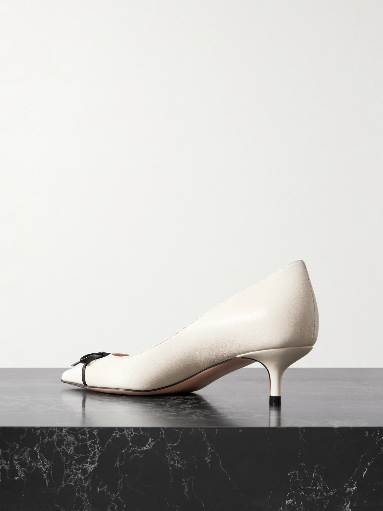 Valentino Bepointy 45 Bow-embellished Two-tone Leather Pumps In Ivory