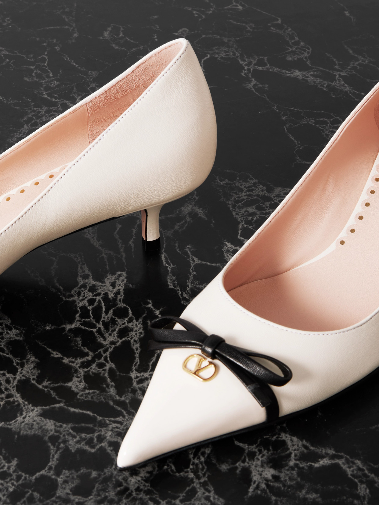 Valentino Bepointy 45 Bow-embellished Two-tone Leather Pumps In Ivory