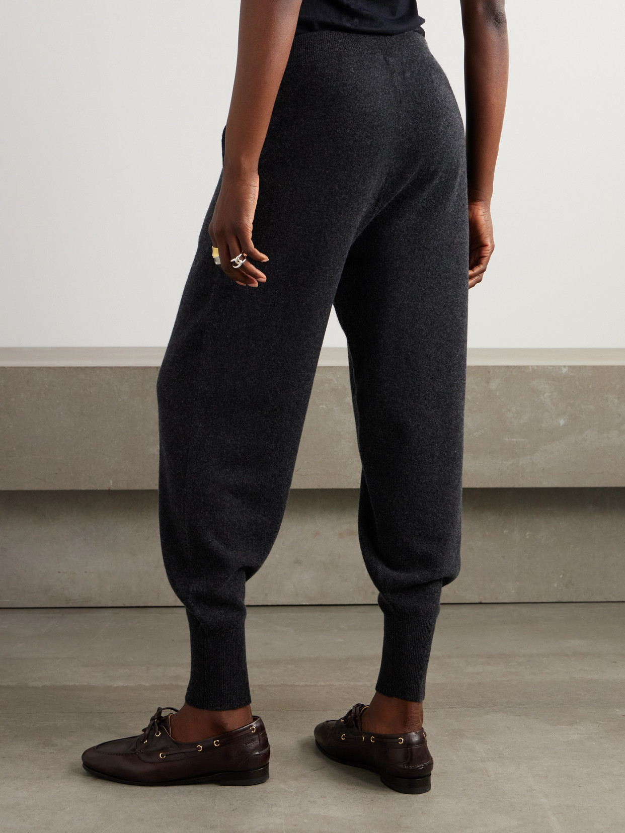 Frame Womens Charcoal Heather Cuffed Stretch Cashmere-blend Jogging Bottoms In Black