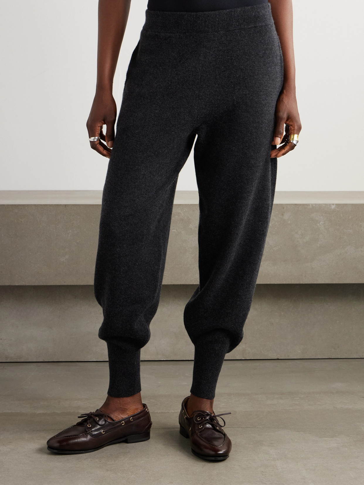 Frame Womens Charcoal Heather Cuffed Stretch Cashmere-blend Jogging Bottoms In Black