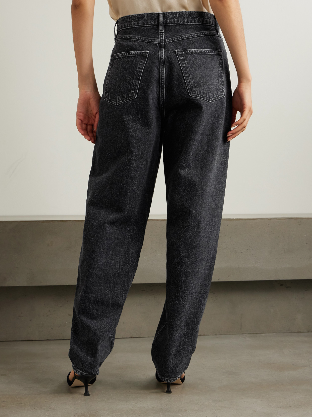 Frame The Narrow Peg High-rise Tapered Jeans In Black
