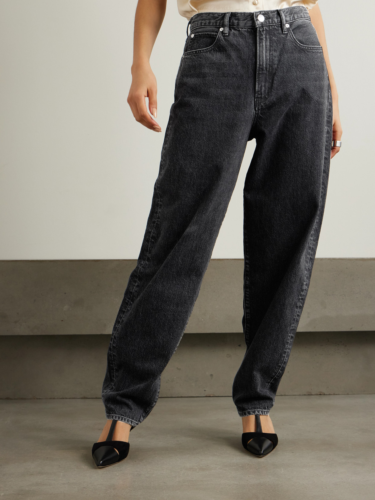 Frame The Narrow Peg High-rise Tapered Jeans In Black