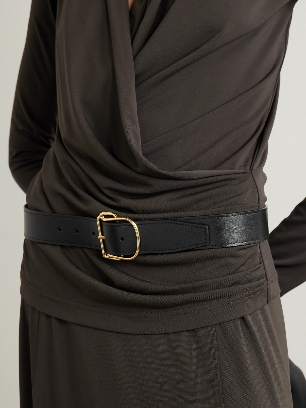 Totême Swirl Leather Belt In Black