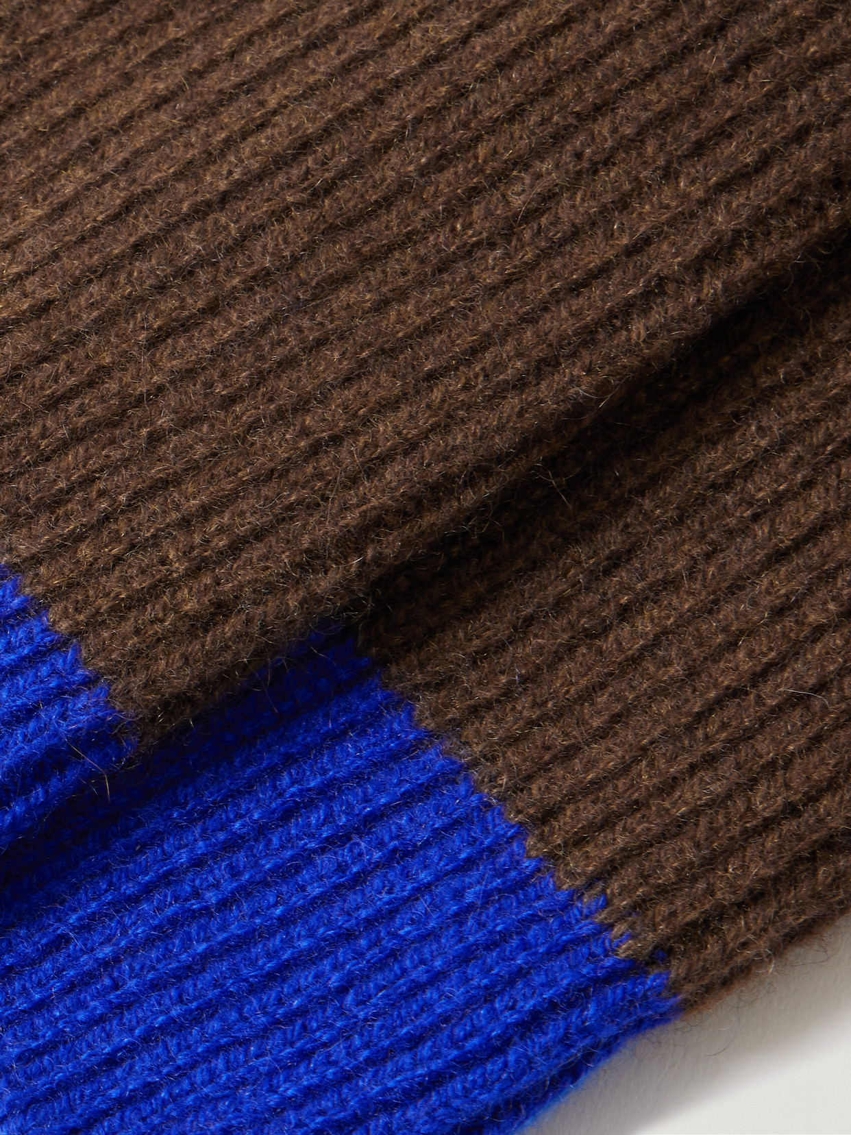 Guest In Residence Two-tone Ribbed Cashmere Socks In Brown