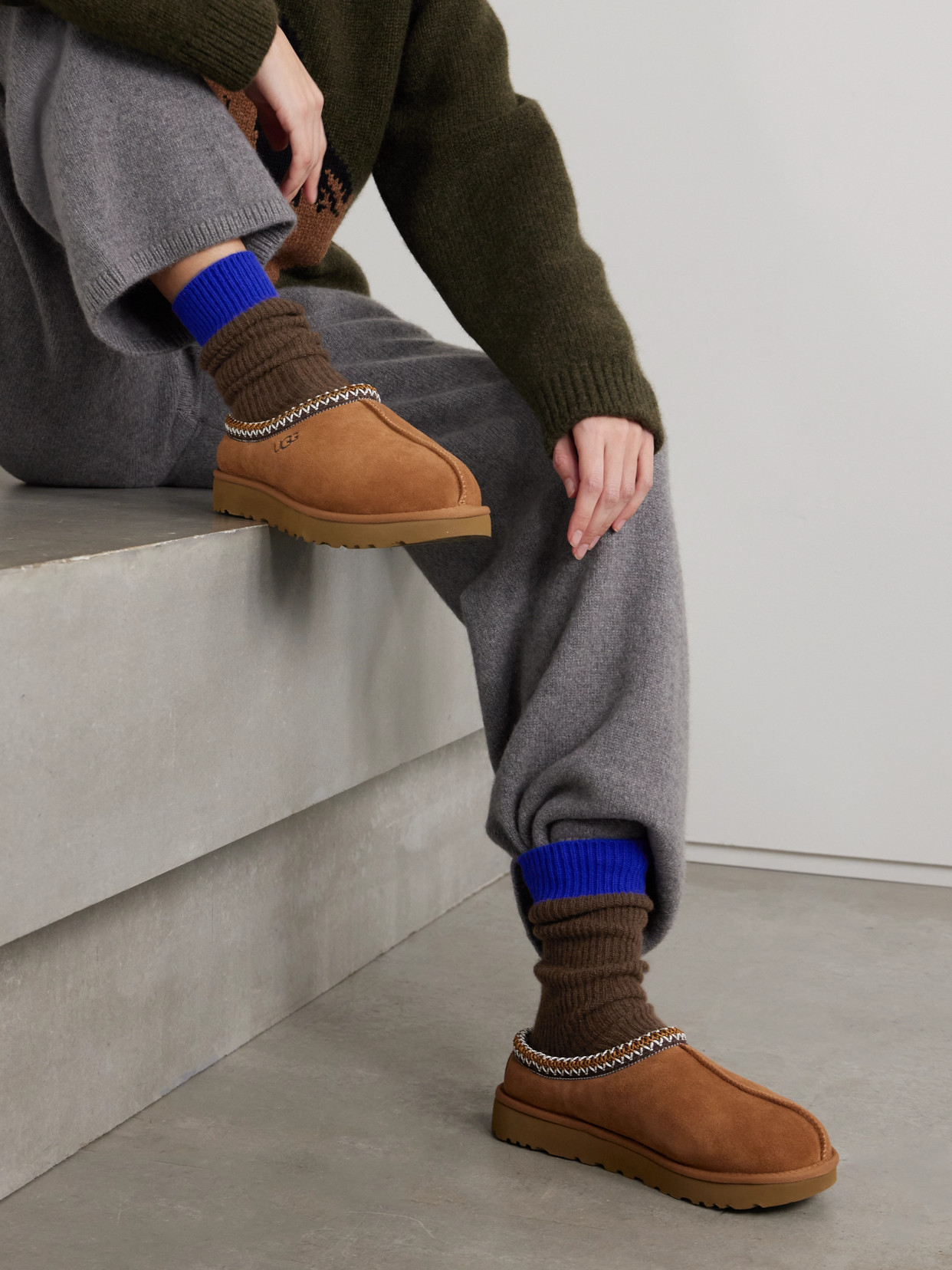 Guest In Residence Two-tone Ribbed Cashmere Socks In Brown