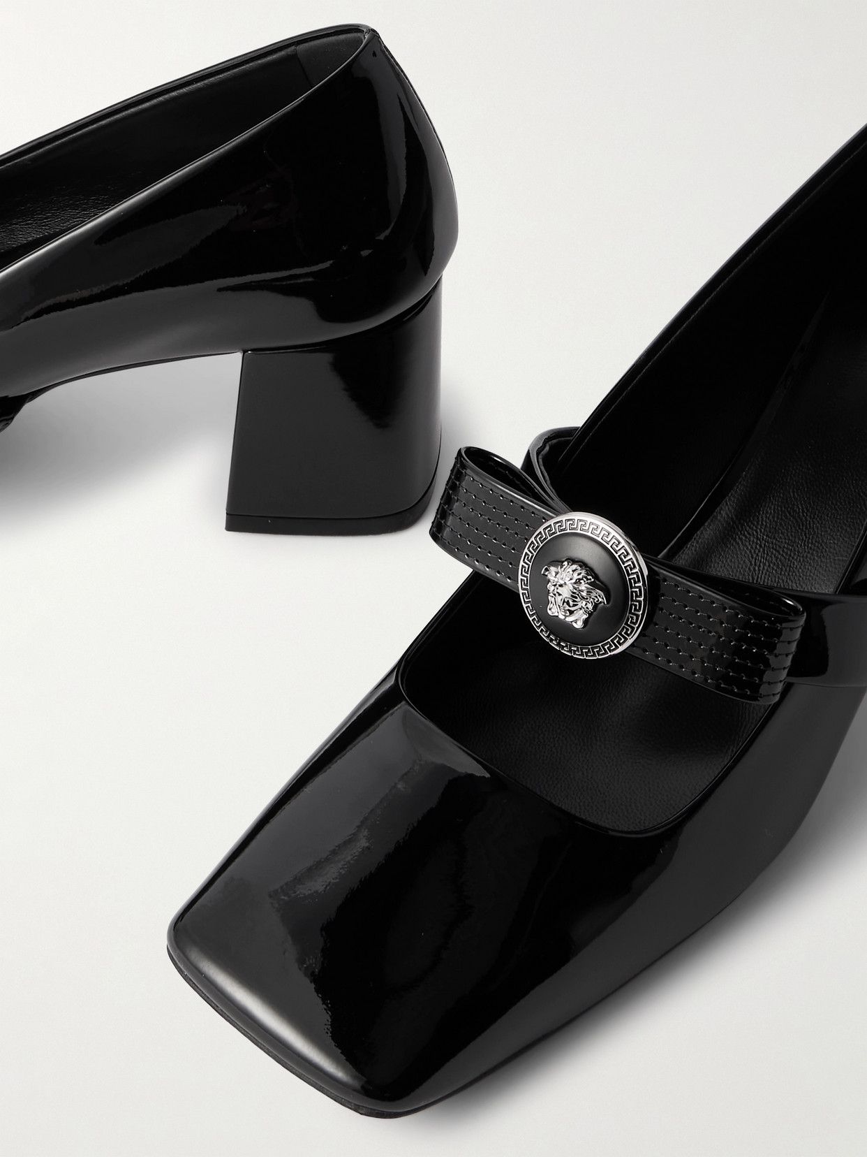 Versace Gianni Ribbon Patent Leather Dé In Black