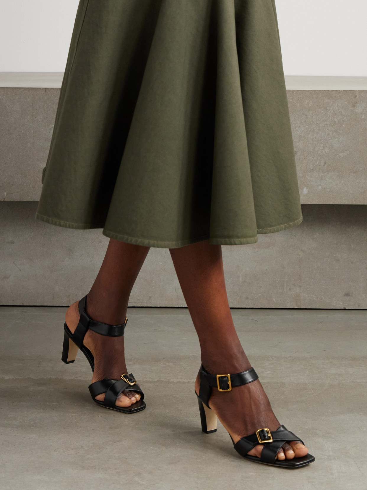 Manolo Blahnik Shbealo 70 Buckled Leather Sandals In Black