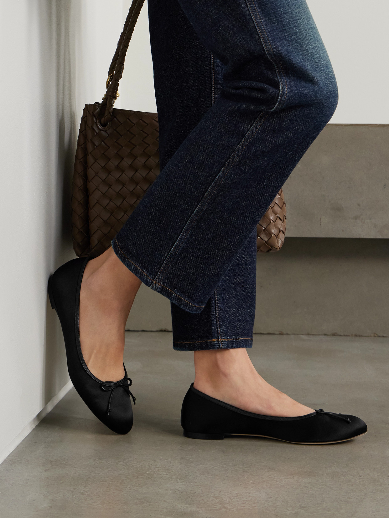 Manolo Blahnik Verallim 10 Bow-detailed Leather-trimmed Satin Ballet Flats In Black