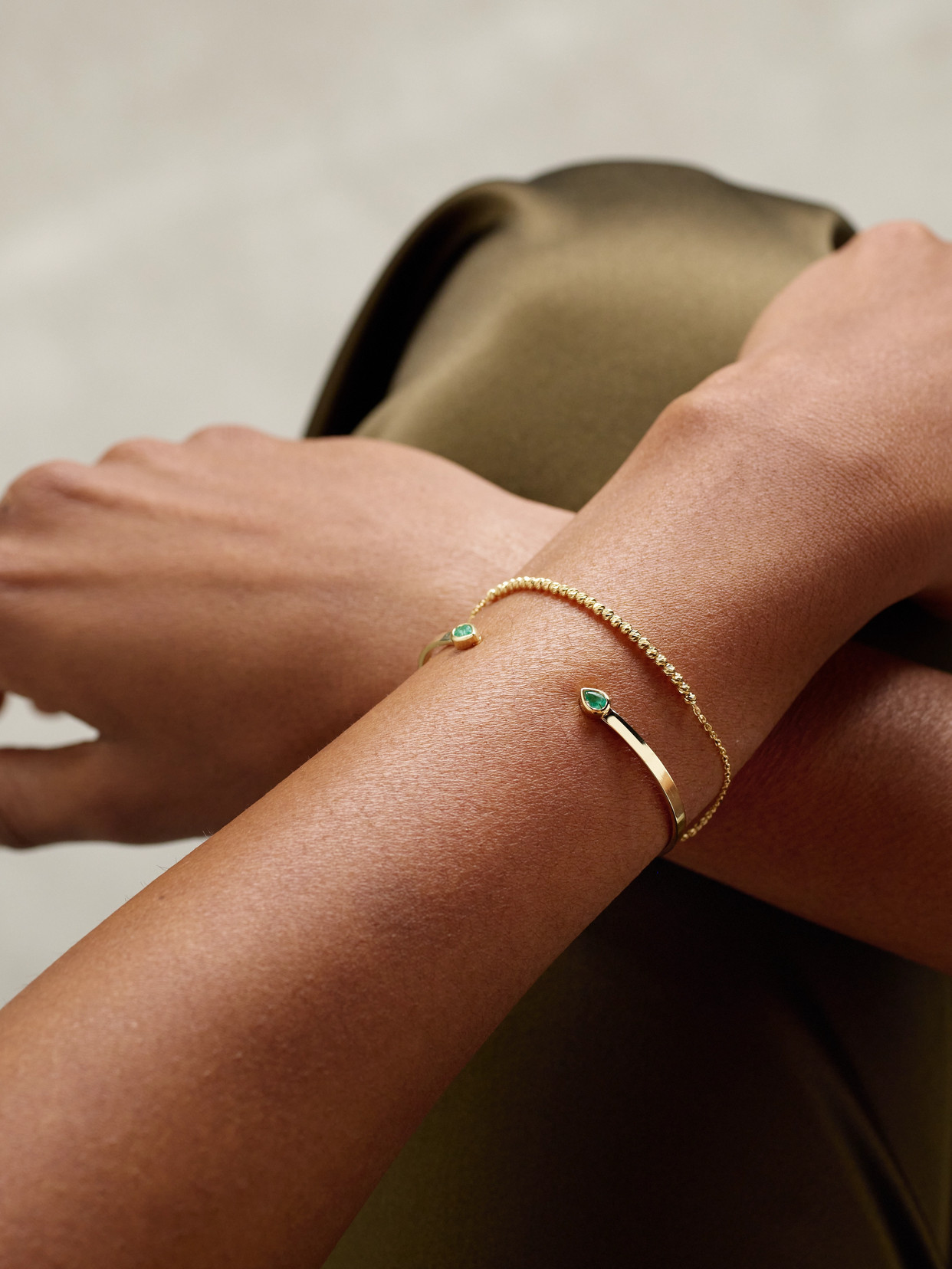 STONE AND STRAND MYRTLE 10-KARAT GOLD EMERALD CUFF