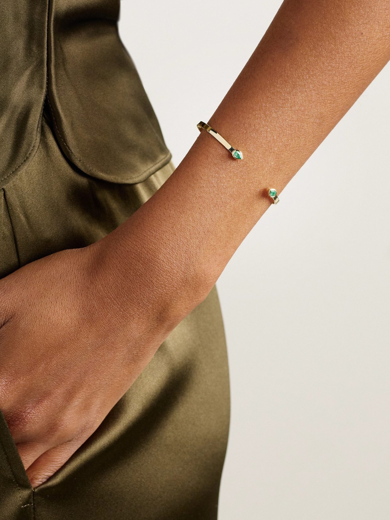STONE AND STRAND MYRTLE 10-KARAT GOLD EMERALD CUFF