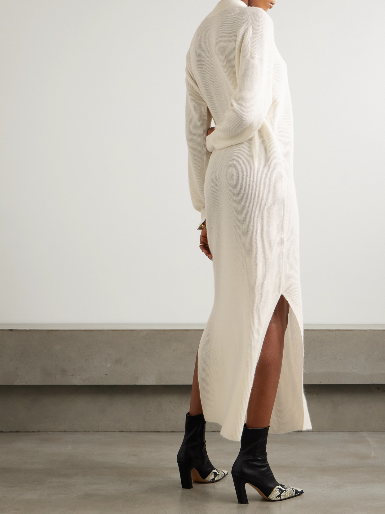Brunello Cucinelli Ribbed Alpaca And Cotton-blend Midi Dress In Off-white