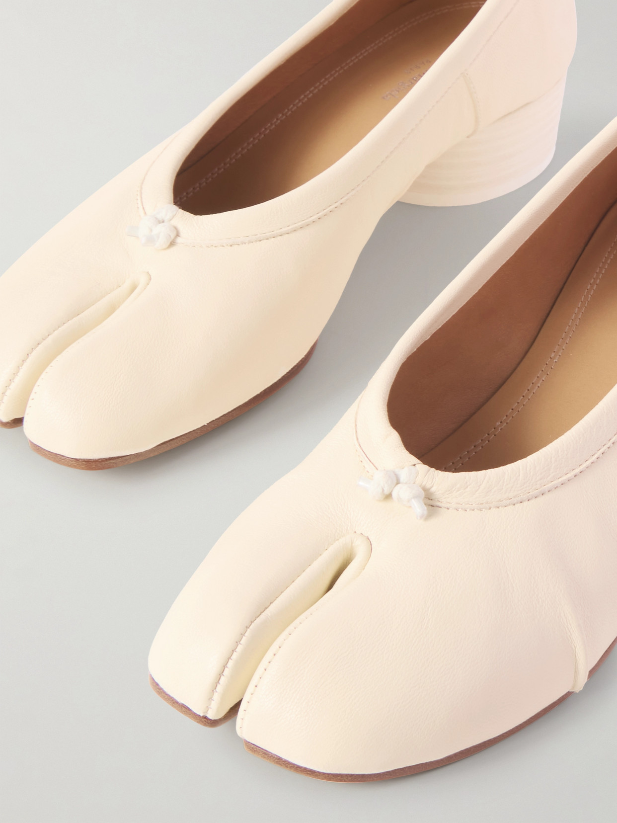 Maison Margiela Tabi Ballerina Split-toe Leather Pumps In Cream