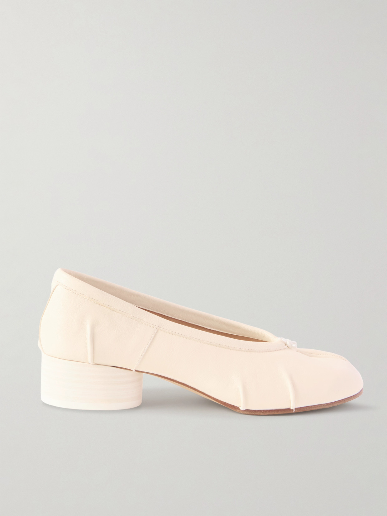 Maison Margiela Tabi Ballerina Split-toe Leather Pumps In Cream