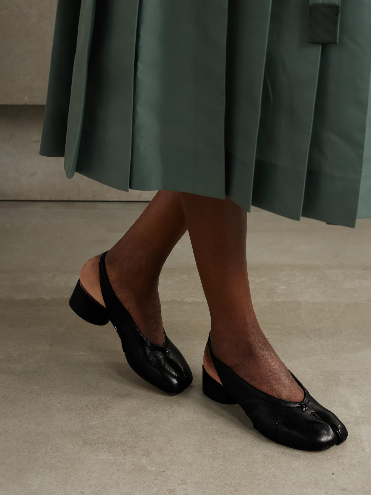 Maison Margiela Tabi 30 Leather Slingback Pumps In Black