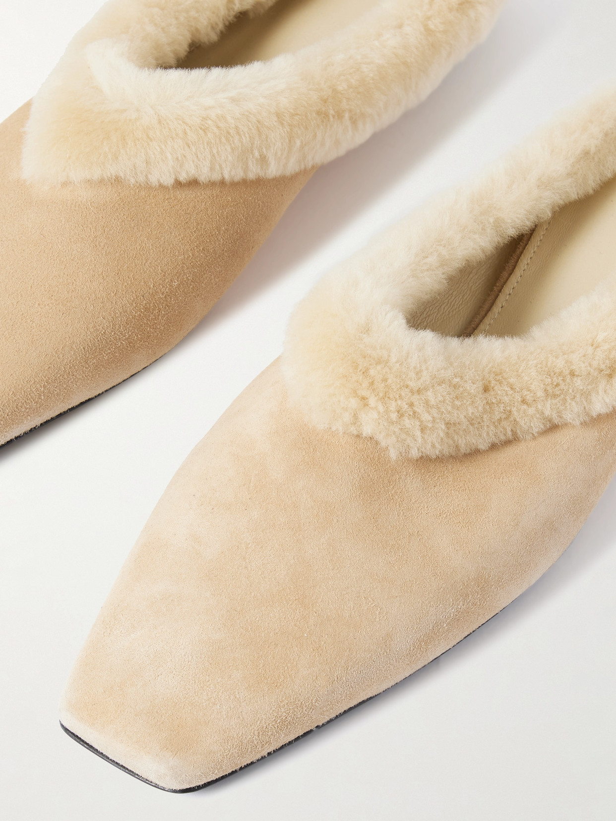 Totême Shearling-trimmed Suede Slippers In Ecru