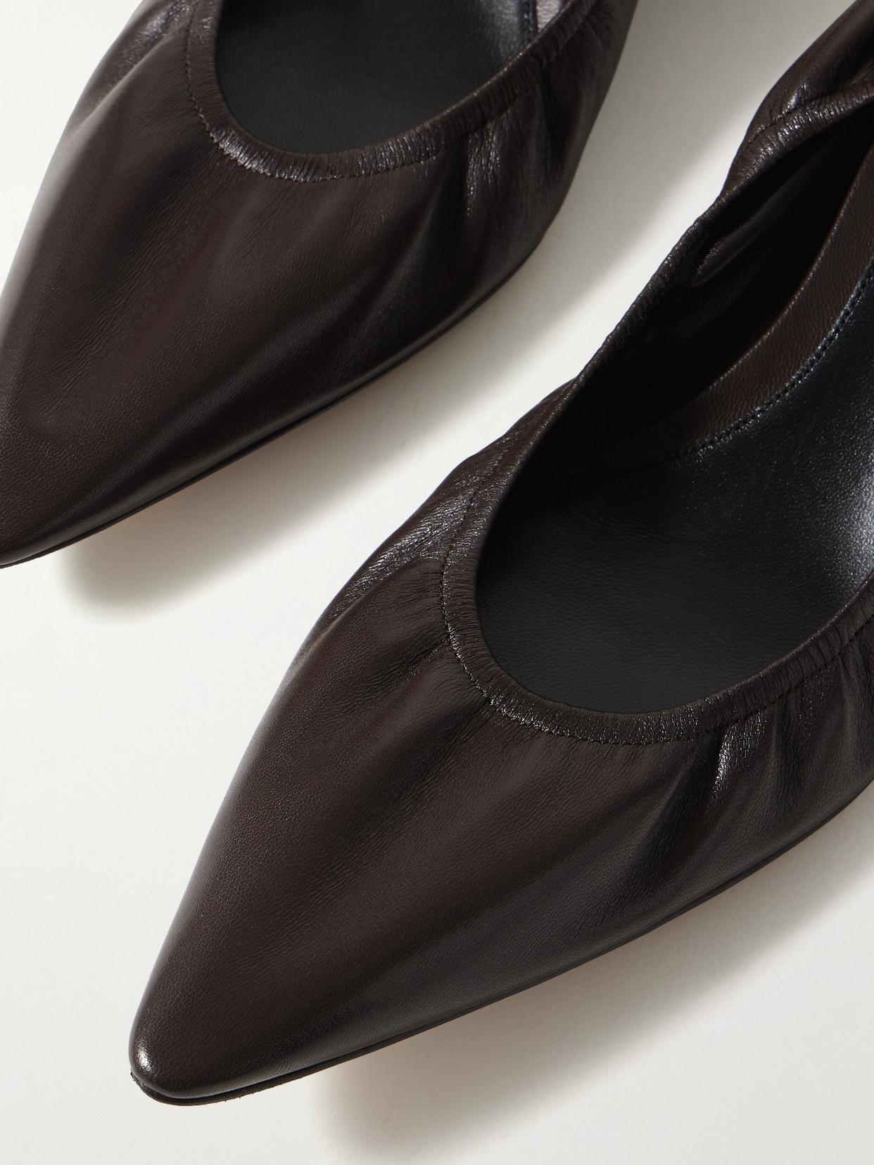 The Row Uxor Leather Pumps In Black