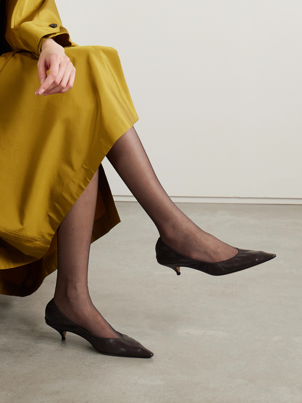 The Row Uxor Leather Pumps In Black